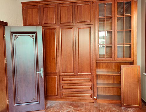 任县中式家庭装修里定制的实木衣柜效果图